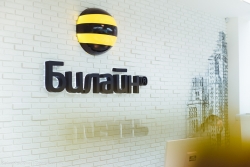 «Билайн»: красивое плавание в полосатых купальниках